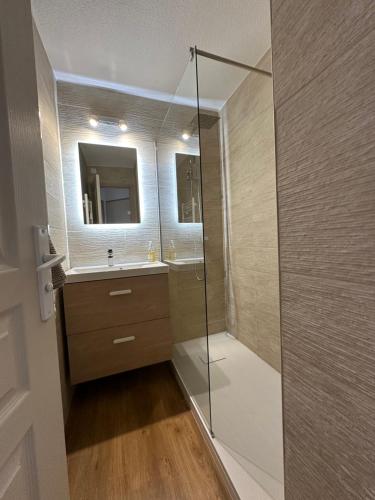 une salle de bain avec une douche, un lavabo et un miroir dans l'établissement Sisley 1061 - F2 Terrasse avec vue mer, à Cannes