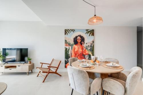 Ultimate Rentals - Stylish Apartment with Great Views in Aranya