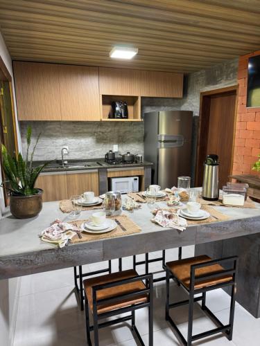 Cucina o angolo cottura di Encantador Chalé em meio a Natureza para 4 pessoas