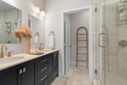 Ένα μπάνιο στο East Falls GEM - Deck, Parking