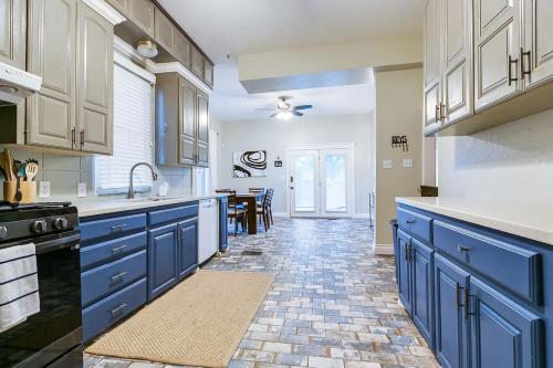 Dapur atau dapur kecil di New Hidden Gem Cozy 4 BR 2 BA