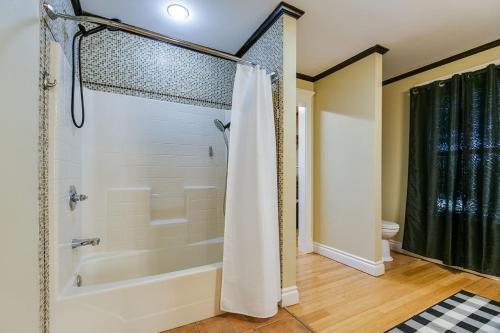 Bilik mandi di New Hidden Gem Cozy 4 BR 2 BA