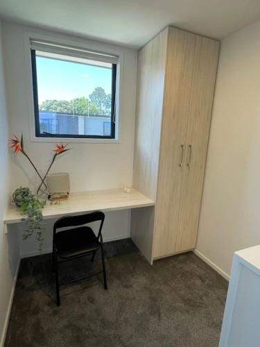 una oficina vacía con escritorio y ventana en Well-furnished Auckland Stunner, en Auckland