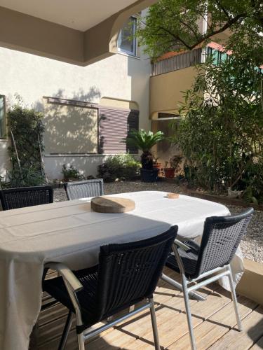 une table et des chaises assises sur une terrasse dans l'établissement Studio Le Cap Taillât, au Lavandou
