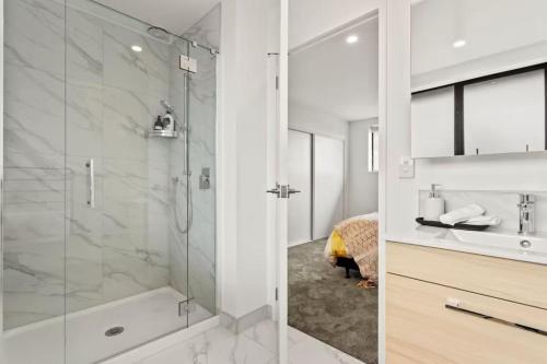 Ένα μπάνιο στο Vibrant 2 bed Henderson Abode