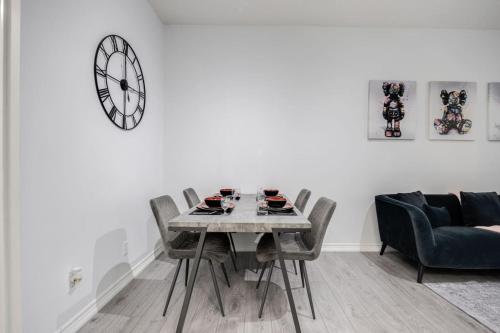 Modern 1BR and 1BA condo near Downtown with City Viewsにあるシーティングエリア