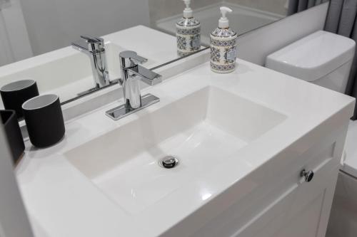 トロントにあるModern 1BR and 1BA condo near Downtown with City Viewsのギャラリーの写真