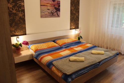 Postel nebo postele na pokoji v ubytování Loki Apartman