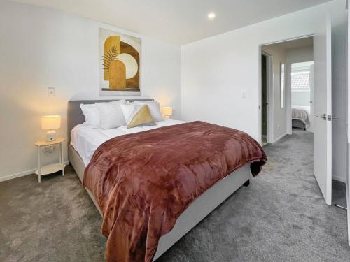 En eller flere senge i et værelse på Perfectly Cosy Riccarton 2BR Abode