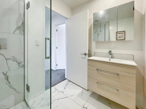 Et badeværelse på Perfectly Cosy Riccarton 2BR Abode