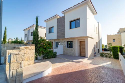 Townhouse Lotus - Modern 2-BR Retreat near the Beach