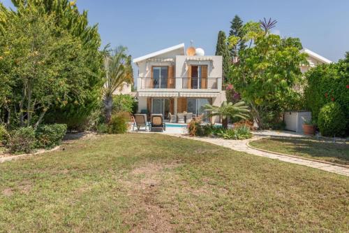 Villa Albina - Elegant 3BR Retreat with Private Pool near Coral Bay