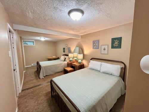 Ένα ή περισσότερα κρεβάτια σε δωμάτιο στο The Nest, 4BR Treetop Cabin