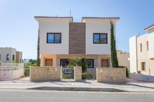 Townhouse Flower - 2BR Coastal Retreat near Coralia Beach