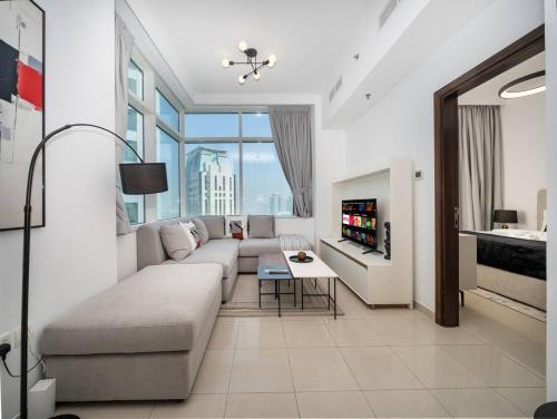 Elegant 1-Bedroom Retreat with Marina Views