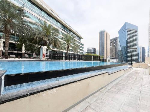 Luxurious 2 Bed Waterfront Living at Marina Quays