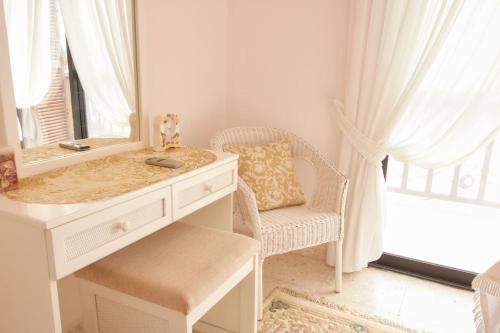 Χώρος καθιστικού στο Townhouse Smile - Seaview Escape with Shared Pool