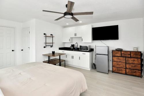 Η κουζίνα ή μικρή κουζίνα στο Breathtaking King Suite #9 Steps to Daytona Beach