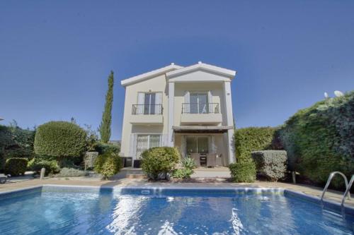 Villa Persifonia - 3BR Family Retreat near Coral Bay Beach