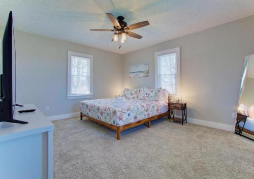 a bedroom with a bed and a ceiling fan at Sleeps 16 Large Groups 2 Full Homes In Vermilion in Vermilion
