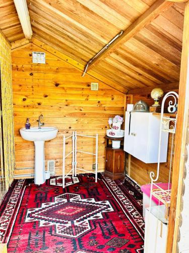 - une salle de bains pourvue d'un lavabo dans une cabine en bois dans l'établissement Villa Maya French Riviera, à La Roquette-sur-Siagne