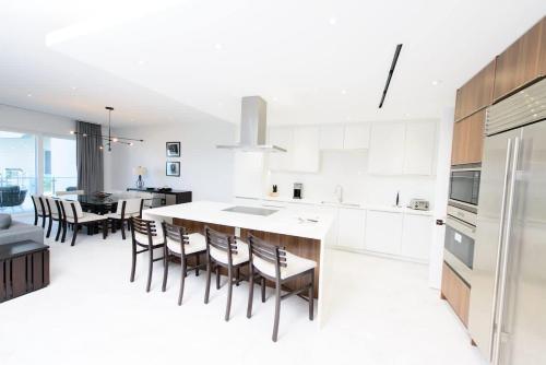 4 Bedroom Cable Beach Condo with Balcony