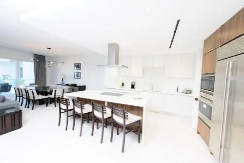 4 Bedroom Cable Beach Condo with Balcony