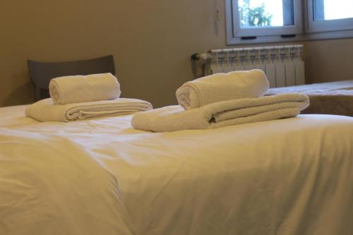 a pile of towels sitting on top of a bed at Alojamiento Traslaviña in Vista Flores