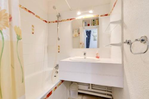 une salle de bain blanche avec un lavabo et une douche dans l'établissement Résidence Port Bourgenay - maeva Home - Appartement 2 pièces + mezzanine 4 personnes - Prestige MAE-8961, à Saint-Hilaire-de-Talmont