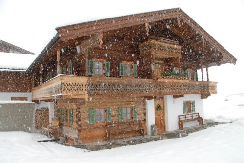 a log cabin in the snow at Ferienhaus Kramerl in Bad Häring