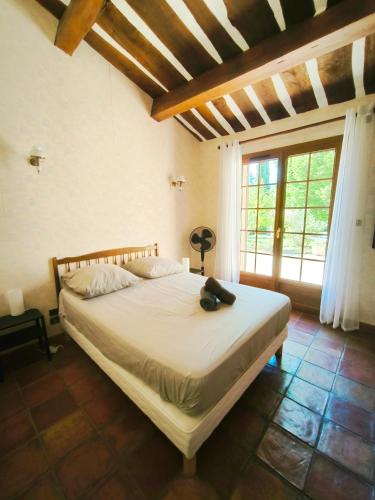 une chambre avec un lit avec un chapeau dessus dans l'établissement Villa provençale 4 chambres à Aix en Provence, à Aix-en-Provence