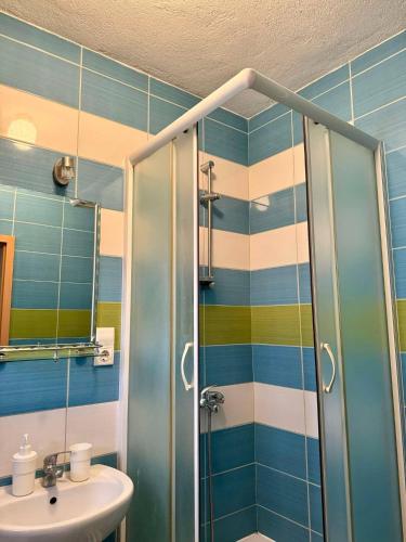 オフリドにあるVilla Lidijaのシャワーと洗面台付きのバスルーム