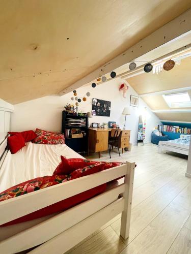 une chambre avec un grand lit dans une pièce dans l'établissement La Providence, à Toulouse