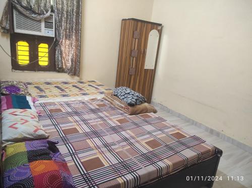 Una cama o camas en una habitación de Braj Dhaam 89792hari16956
