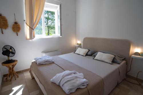 ein Schlafzimmer mit einem Bett mit Handtüchern darauf in der Unterkunft Puglia Essence - Ancient Lamia & Exclusive Pool in Martina Franca
