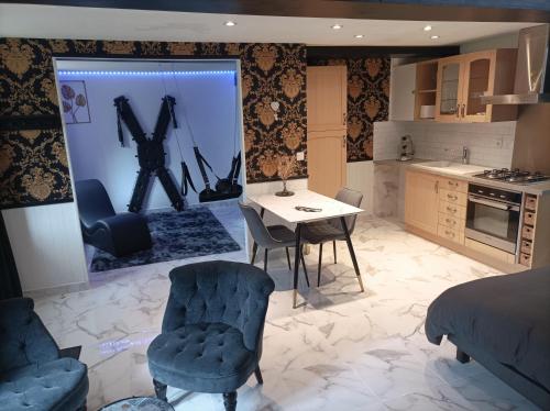 Love Room, L'aubertine