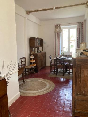 un salon avec une table et une salle à manger dans l'établissement Sur les Ailes du Papillon-La Suite, à Saint-Sauveur-en-Puisaye