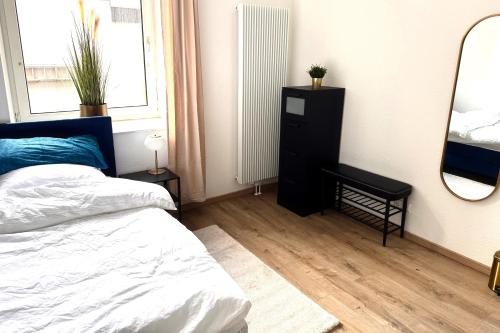 Postel nebo postele na pokoji v ubytování ProStays Apartment in Stolberg- 3 Schlafzimmer - 4 Betten