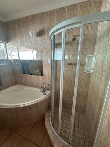 Un baño de Suite Dreams Gorgeous Garden Holiday Home