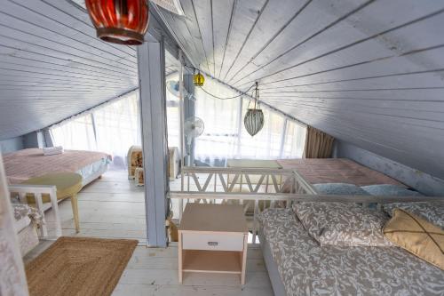 Giường trong phòng chung tại Baltic Beach Houses & Jurmala