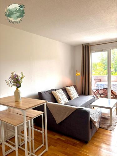 un salon avec un canapé et une table dans l'établissement L'azuréen, à Mandelieu-la-Napoule