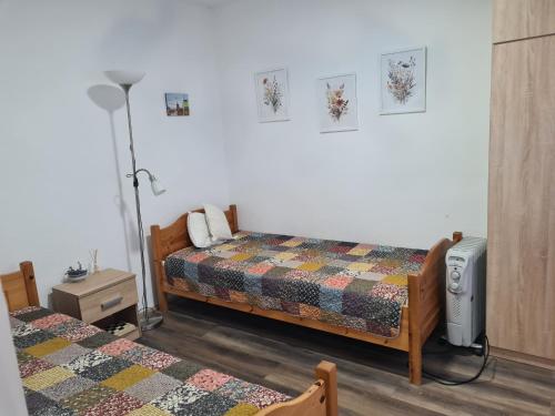 Postel nebo postele na pokoji v ubytování Kod deda Radosava
