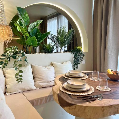 un salon avec une table et un canapé dans l'établissement Casa Cinta Évasion Balinaise avec Baignoire Spa, à Croix