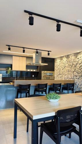 a kitchen and dining room with a table and chairs at Estúdio 1009 - Jardim Camburi, Vitória - ES in Vitória