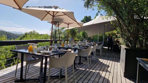 Nespecifikovaný výhled na hory nebo výhled na hory při pohledu z chaty