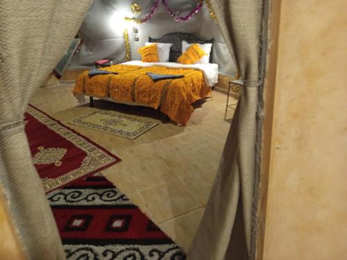 Katil atau katil-katil dalam bilik di Merzouga Erg Luxury Camp
