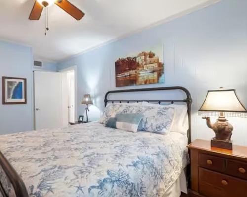 Amenities and beach access! photo 11