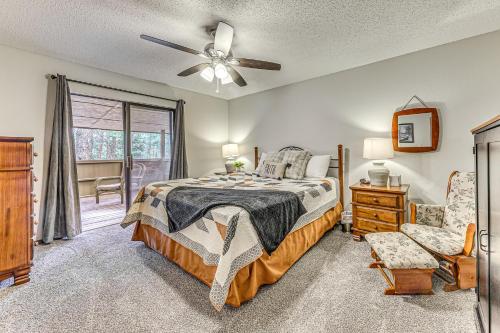 Ένα ή περισσότερα κρεβάτια σε δωμάτιο στο Condo with Hot Tub about 4 Miles to Ruidoso Winter Park!