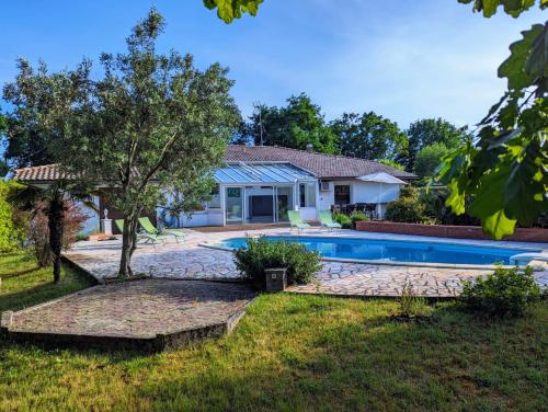 une maison avec une piscine dans une cour dans l'établissement Magnifique maison avec piscine, idéalement située, à La Teste-de-Buch