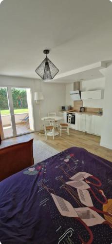 un salon avec un canapé et une table dans l'établissement Studio Bayonne Arènes Vacances, à Bayonne